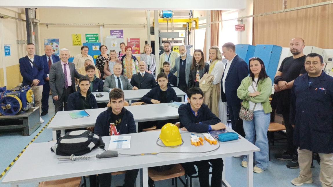 0/10/2023 günü Bosna Hersek-Mostar’dan Srednja Elektrotehnicha Skola okulunun 15 öğretmeni okulumuzu ziyarete geldi.