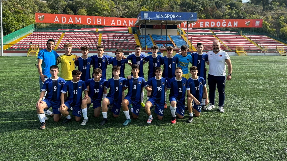 Üsküdar Belediyesi' nin düzenlediği 6. Geleneksel ödüllü futbol turnuvasında okulumuz futbol Takımı rakibi Özel Surp Haç Tibrevank Ermeni Lisesi'ni 10-0 yenerek tur atlamıştır.