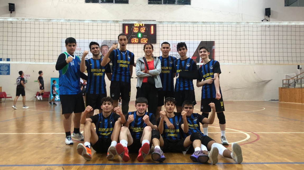 İstanbul Okul Sporları turnuvasında  Üsküdar Hüseyin Avni Sözen Anadolu.Lisesi  ile  oynadığımız  maçı, okul takımımız 3-0 alarak  gruptan çıkma başarısı elde etti . 