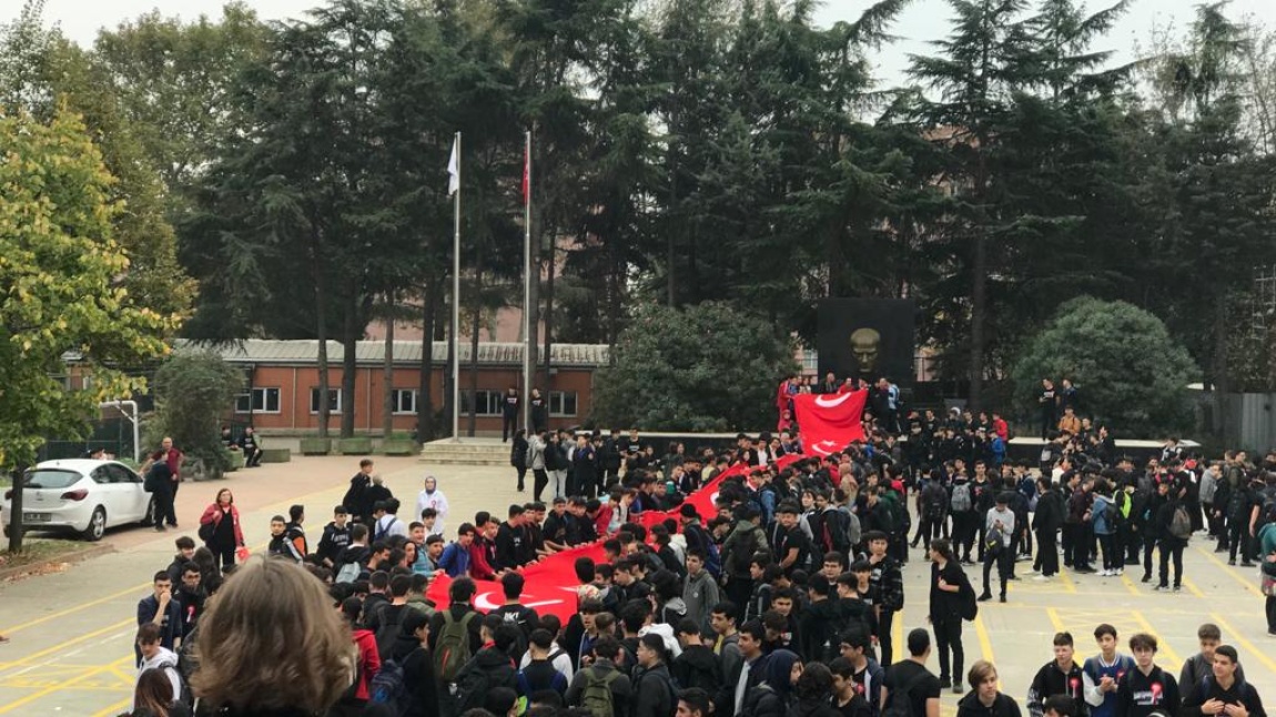 Yüz metrelik Türk bayrağı ile birlikte  100. Yıl Cumhuriyet yürüyüşü gerçekleştirdik