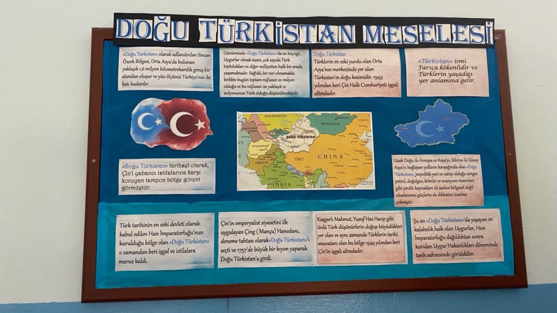  Doğu Türkistan’daki Uygur Türklerine uyguladığı kültürel soykırıma ve ayrımcılığa dikkat çekmek için öğrencilerimiz  A ve C binalarında pano hazırladılar. 